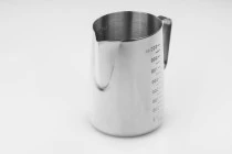 Ustensile en acier inoxydable (inox) 900 ml avec graduation et poignée Ustensile en acier inoxydable (inox) 900 ml avec graduation et poignée