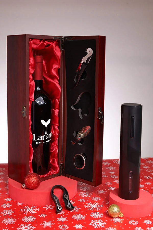 Εμφιαλωμένο κρασί σε πολυτελείς θήκες ή κουτιά δώρου